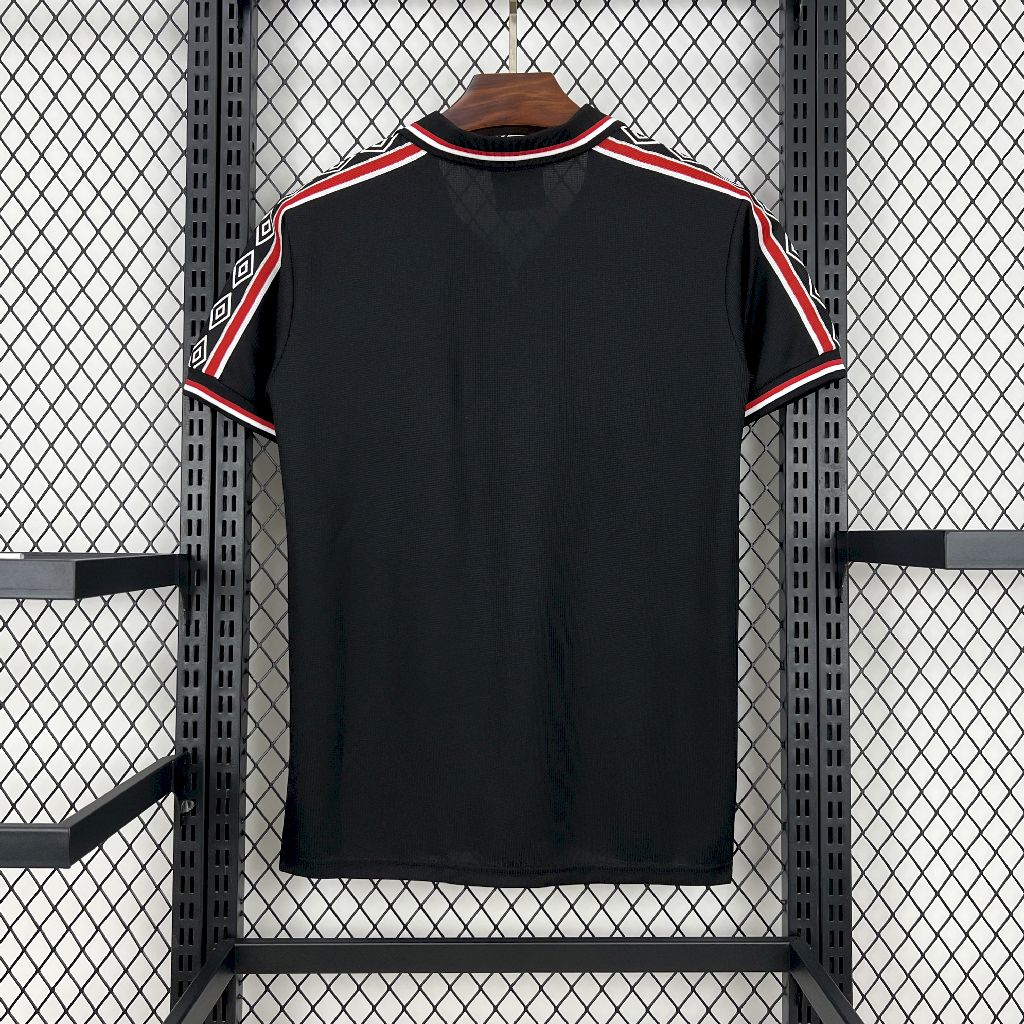 Retro's Manchester United 1998/99 Black Edition Jersey
